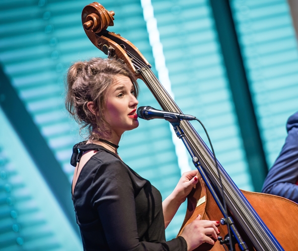 Nathalie Schaap uit Zwolle, zingt en speelt contrabas